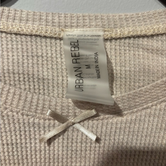 💕3/$25💕 Soft Neutral Ribbed Long Sleeve Top - Picture 3 of 3